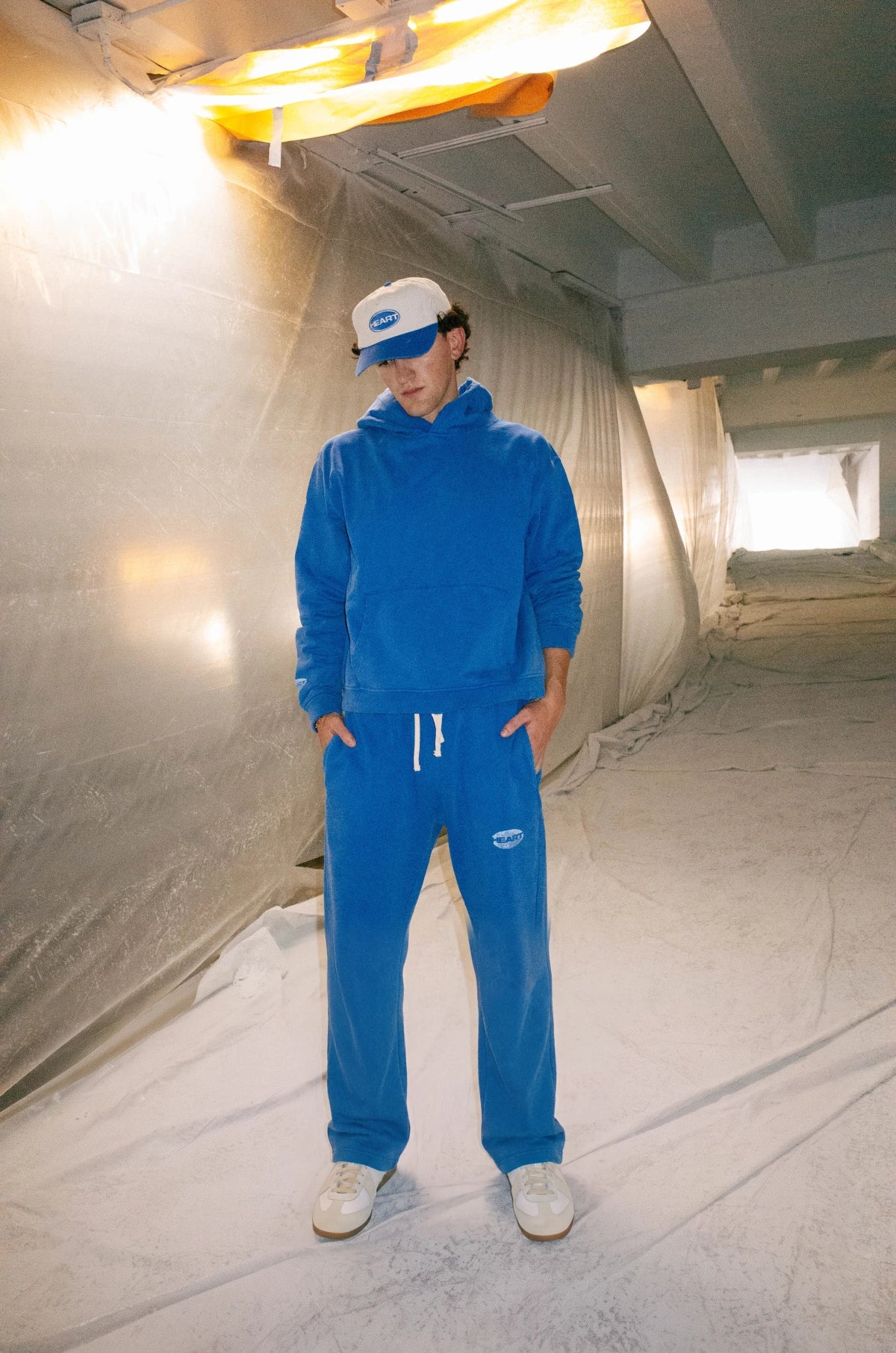 Washed cobalt standing portrait with white sneakers, final R0819707
